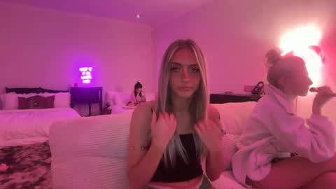 chloeros3e online show from September 26, 2025, 5:28 pm