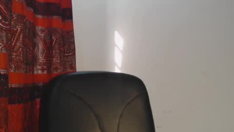 Snapshot of choco_petitqueen chatting on December 20, 2024, 9:00 am choco_petitqueen online show from December 20, 2024, 9:00 am