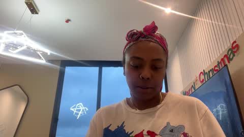 Snapshot of chocolatecakequeen chatting on December 29, 2024, 11:08 pm ChocolateCakeQueen online show from December 29, 2024, 11:08 pm
