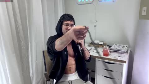 Content creator  artist online show from November 18, 2025, 1:33 am