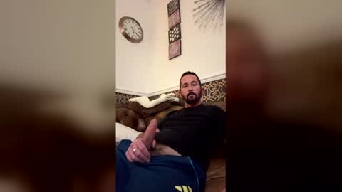 Snapshot of chrismiked chatting on December 21, 2025, 5:20 pm love a good pvt sesh online show from December 21, 2025, 5:20 pm