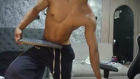 Snapshot of chriss_r07 chatting on July 31, 2026, 11:37 pm chriss_r07 online show from July 31, 2026, 11:37 pm