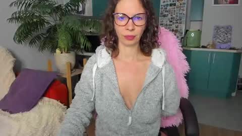 Snapshot of christina_hot chatting on May 28, 2026, 8:39 pm Chris online show from May 28, 2026, 8:39 pm