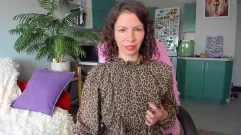 Snapshot of christina_hot chatting on June 1, 2026, 11:01 am Chris online show from June 1, 2026, 11:01 am