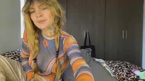 Snapshot of christine_f chatting on October 1, 2025, 9:10 pm Val riess -- Instagram free online show from October 1, 2025, 9:10 pm