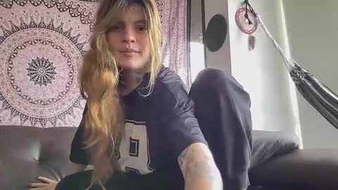 Snapshot of christine_f chatting on October 12, 2025, 6:07 pm Val riess -- Instagram free online show from October 12, 2025, 6:07 pm