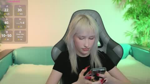 EvaBlonde TayaBrunette EliieBlack hair online show from February 17, 2026, 2:35 pm