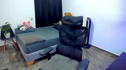 Snapshot of cinamon_kingdom chatting on February 2, 2026, 9:35 pm Luna and Sebas online show from February 2, 2026, 9:35 pm