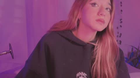 Snapshot of cinderella_lewis chatting on September 24, 2025, 4:38 am Sofi Eva and Mey online show from September 24, 2025, 4:38 am