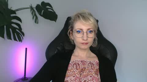 Snapshot of cinderellamoon chatting on June 15, 2026, 5:31 am Cinderella online show from June 15, 2026, 5:31 am