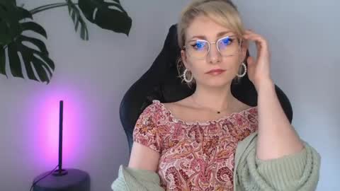 Snapshot of cinderellamoon chatting on June 16, 2026, 5:32 am Cinderella online show from June 16, 2026, 5:32 am