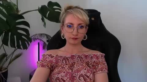 Snapshot of cinderellamoon chatting on June 24, 2026, 12:26 pm Cinderella online show from June 24, 2026, 12:26 pm
