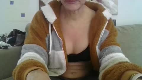 Snapshot of cinthia2525 chatting on May 17, 2026, 9:38 am cinthia2525 online show from May 17, 2026, 9:38 am