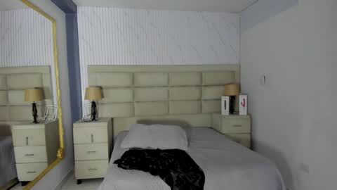 CintiaCollins  online show from April 16, 2026, 9:39 pm