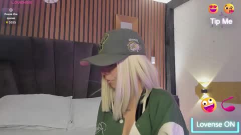 cleowhite_ online show from September 24, 2025, 6:28 am