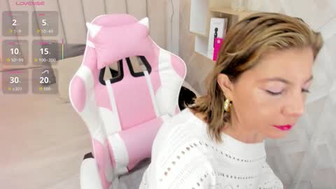 clhoe_johnson_ online show from December 17, 2025, 12:22 pm