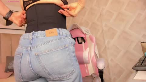 clhoe_johnson_ online show from April 16, 2026, 12:28 pm