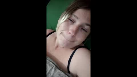 Snapshot of clittytastic chatting on December 18, 2025, 10:05 pm Syl online show from December 18, 2025, 10:05 pm