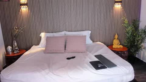 Cloe Harp  online show from October 9, 2025, 11:30 am