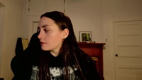 Snapshot of clover_tully chatting on October 22, 2025, 4:35 am Clover online show from October 22, 2025, 4:35 am