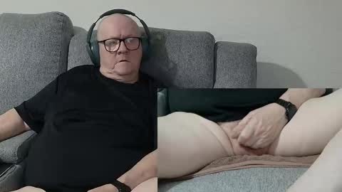 Snapshot of cockneymack51 chatting on November 3, 2025, 4:08 pm Charlie. online show from November 3, 2025, 4:08 pm