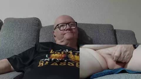 Snapshot of cockneymack51 chatting on February 19, 2026, 12:17 am Charlie. online show from February 19, 2026, 12:17 am