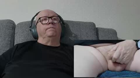 Snapshot of cockneymack51 chatting on February 24, 2026, 12:52 am Charlie. online show from February 24, 2026, 12:52 am