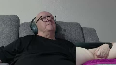 Snapshot of cockneymack51 chatting on March 10, 2026, 2:27 am Charlie. online show from March 10, 2026, 2:27 am