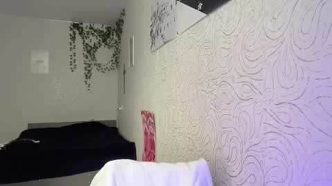 Bella  online show from November 12, 2025, 11:43 am