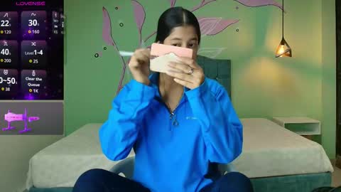 C O N N I E online show from November 13, 2025, 8:08 pm