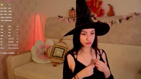 coochyy online show from October 31, 2025, 10:05 am