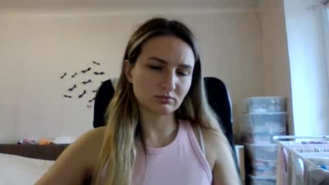 cora_fora online show from November 6, 2025, 12:06 pm