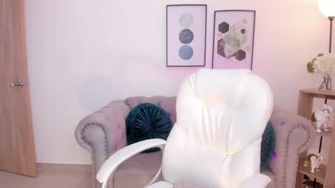 Corina White online show from November 11, 2025, 12:49 pm