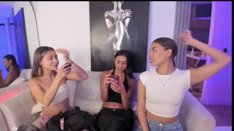 couple_funnyy online show from October 17, 2025, 1:09 am