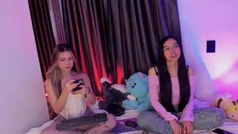 couple_funnyy online show from November 29, 2025, 12:57 am