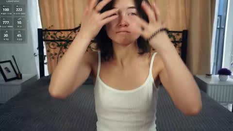 Yui online show from September 18, 2025, 7:43 am