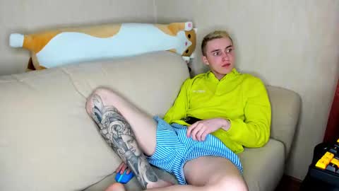 Snapshot of crazybottom99 chatting on February 26, 2025, 5:07 pm Alex online show from February 26, 2025, 5:07 pm