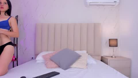 Snapshot of criistal_blossom chatting on December 1, 2025, 1:49 pm Cristal online show from December 1, 2025, 1:49 pm