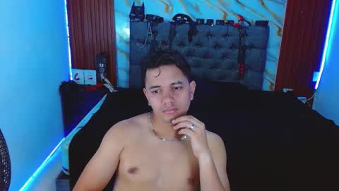 CRISANDMERY online show from November 30, 2025, 2:26 am