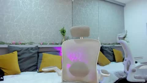 Snapshot of cristalbm_ chatting on May 16, 2026, 4:31 am cristalbm_ online show from May 16, 2026, 4:31 am