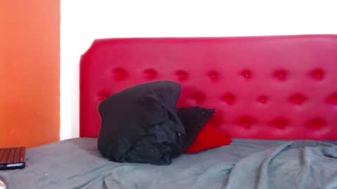 cristian hot9 online show from November 18, 2025, 11:48 pm