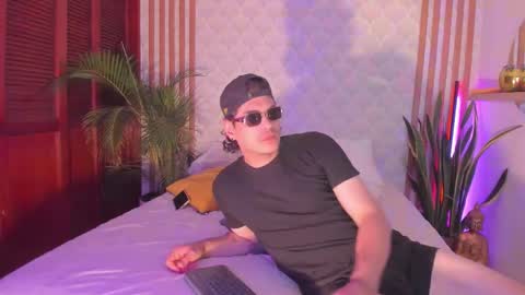 Cris  Pame online show from November 19, 2025, 7:19 am