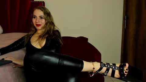 Cristin online show from February 4, 2026, 7:42 pm