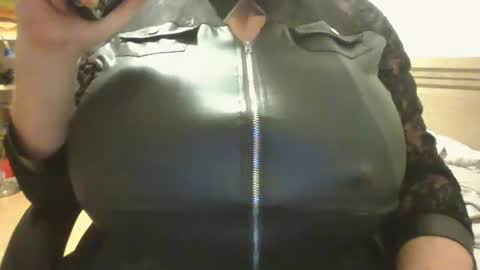 crossdresser240299 online show from February 17, 2026, 1:35 am