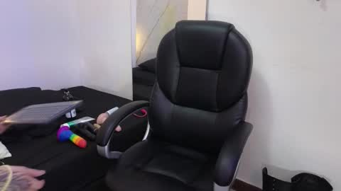 Snapshot of cry_baby800 chatting on October 29, 2025, 9:27 pm Cry online show from October 29, 2025, 9:27 pm