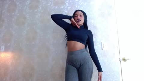 Crystal online show from September 16, 2025, 5:47 pm