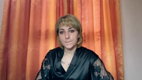 Snapshot of crystalfever_ chatting on May 18, 2026, 8:20 am Mary online show from May 18, 2026, 8:20 am
