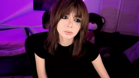 crystallbloom online show from April 7, 2026, 1:39 am