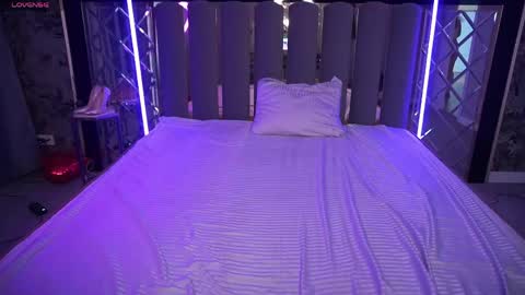 crystallpaws_ online show from April 19, 2026, 5:40 am