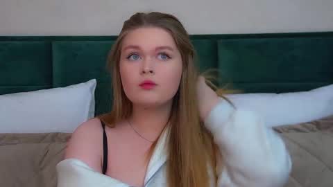 Crystal online show from November 17, 2025, 6:03 pm